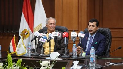 وزير الرياضة يكرم منظمي حفل قرعة بطولة العالم لليد