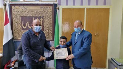 حجازى يكرم الطالب الفائز فى مسابقة نادى القصة للاطفال بالصين لحصوله على المركز الثانى عالمياً