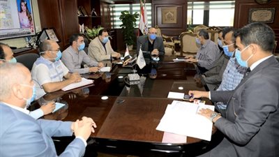 محافظ بني سويف يبحث مع وفد هيئة الطرق تنمية محور عدلي منصور