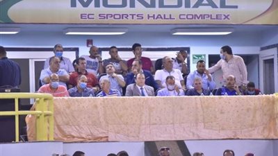 محمود الخطيب يؤازر سيدات طائرة الأهلى فى نهائى كأس مصر.. صور