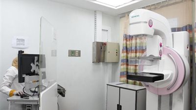 شفاء الأورمان بالأقصر تواصل حملات التوعية للكشف المبكر عن سرطان الثدى .صور