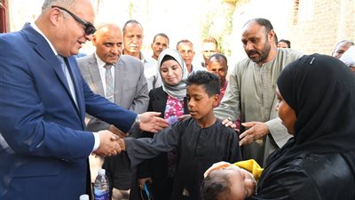 محافظ قنا يقدم واجب العزاء لشهيديّ لقمة العيش بقرية الترامسة