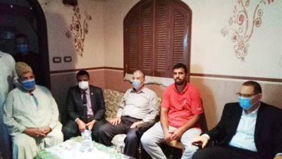 محافظ الشرقية يقدم واجب العزاء لأسرة عامل النظافة شهيد العمل
