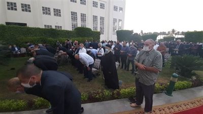 قسيس ينظم صلاة المغرب للمشاركين فى عزاء محمد فريد خميس