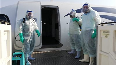 بالصور ..مطار القاهرة يجري تجربة طوارئ لحالة اشتباه بإصابة بفيروس كورونا علي متن طائرة