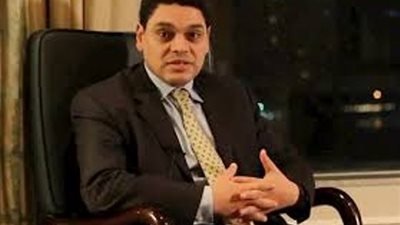 معتز عبد الفتاح: السيسي يحاول إنقاذ مصر من أخطاء الرؤساء الثلاثة السابقين