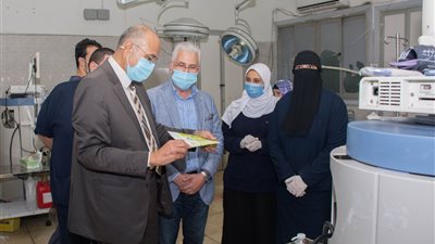 د.عماد عتمان يقرر ربط المستشفيات الجامعية إلكترونيًا بالمعمل المركزى فى جولة مسائية مفاجئة