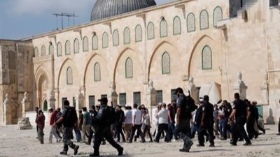 مستوطنون يهود يقتحمون المسجد الاقصى.. واغلاق الحرم الابراهيمي