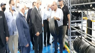 رئيس اتحاد الصناعات المصرية يتفقد مصنع إنتاج إطارات السيارات ببورسعيد .