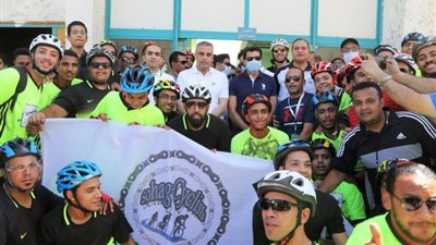 وزير الرياضة ومحافظ سوهاج يشاركان 100 شاب وفتاة في ماراثون للدراجات تحت شعار 