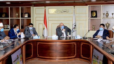 محافظ بني سويف يطالب بجدول زمني لتنفيذ خطط وجهود توعية الأهالي بملف الزيادة السكانية