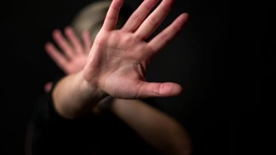 إجبار ممثلة بريطانية على ممارسة الجنس مقابل صفقة بـ450 مليون دولار
