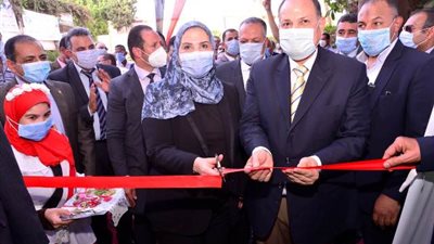 وزيرة التضامن ومحافظ أسيوط يفتتحان وحدة التدريب والتوظيف