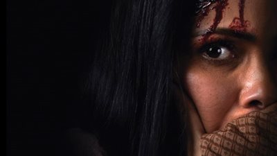 منى زكى تثير قلق جمهورها بعد ظهورها بوجه ملطخ بالدماء