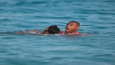 يلقي بابنه المعاق في البحر والشرطة تقبض عليه