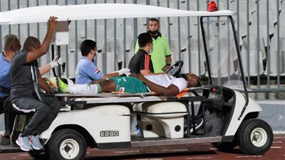 إصابة الاعب اموتو اوجاستين لاعب المصرى ونقله بسيارة إسعاف للمستشفى