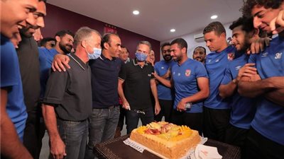 الأهلى يكرم مساعدى فايلر سيزا وتوماس بينكيل قبل مران الفريق