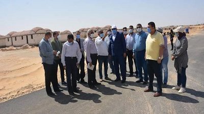 محافظ الوادى الجديد يوجه باستكمال مشروعات القرى النموذجية وسرعة تسليمها للمنتفعين..صور