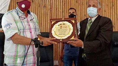 الداخلة تكرم الفحام لبلوغه سن التقاعد تقديرا لجهوده بالوادى الجديد.صور