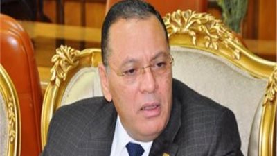 محافظ الشرقية يضع اكليلا من الزهور على النصب التذكارى للجندى المجهول