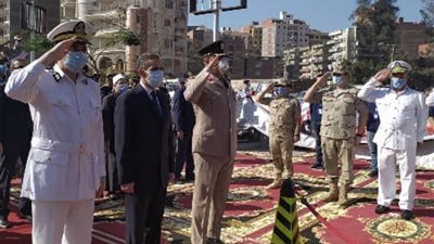 محافظ الغربية يضع إكليل من الزهور على النصب التذكاري ويقدم التهنئة للقوات المسلحة