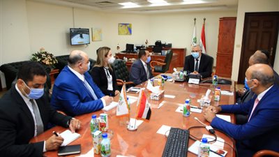 وزير الزراعة يبحث مع الرئيس الجديد لشركة الريف المصرى دعم مشروع تنمية المليون ونصف المليون فدان