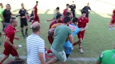 تفاصيل اللحظات الأخيرة قبل وفاة مدرب أثناء مباراة في الدوري