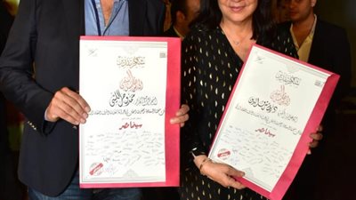 عمرو الليثى يتسلم درع تكريم الراحل ممدوح الليثى ويُشيد بنجوم وأبطال العرض المسرحى