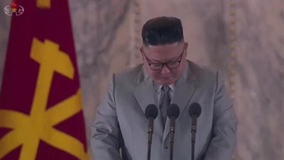 سبب بكاء زعيم كوريا الشمالية أمام شعبه.. فيديو