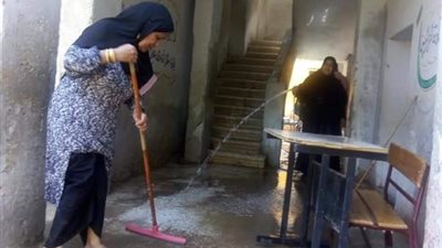 مديرة مدرسة فى أرمنت بالأقصر تنظف وتمسح الفصول استعدادا للعام الدراسى.. بالصور
