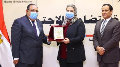 حلوان والمنوفية يهديان وزيرة التضامن درع الجامعتين تقديرًا لجهود الوزارة