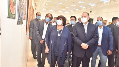 وزيرة الثقافة ومحافظ أسيوط يفتتحان معرض منتجات المبادرة الرئاسية