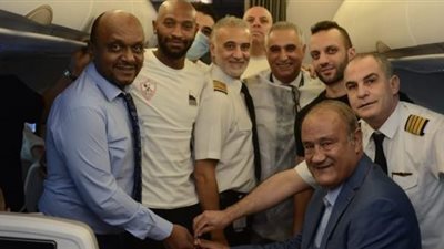 طاقم طائرة الزمالك يحتفل بالبعثة المتجهة للمغرب