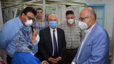 عتمان يقررأضافة65 سريرا جديدًا بالعناية المركزة بعد جولة ليلية مفاجئة بالمستشفيات الجامعية