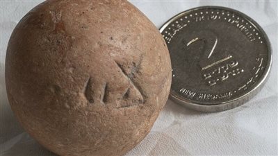 العثور على قطعة اثرية خلال عمليات الحفر بالقرب من حائط المبكى