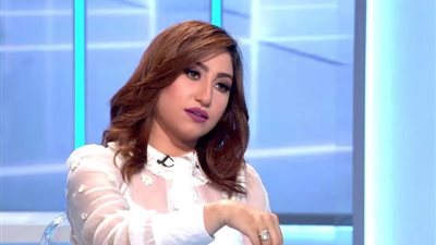 والد المطربة بوسي يشن هجوما عليها 