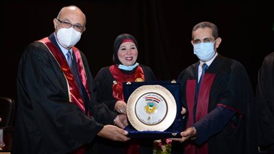 جامعة طنطا تكرم رئيس الإدارة المركزية للطلاب الوافدين