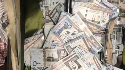 يخفي ملايين الريالات بطريقة شيطانية في منزله.. والشرطة تقبض عليه.. فيديو