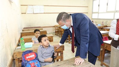 زحام أمام مدارس قويسنا .. والمحافظ يستبعد مديرة مدرسة لعدم تطبيق الإجراءات الإحترازية و يكافئ أخرى للإلتزام بالتباعد.. صــور