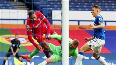 إصابة مدافع ليفربول الهولندي بقطع في الرباط الصليبي