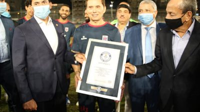 تسجيل المصرى عزالدين بهادر فى موسوعة جينيس كأكبر لاعب كرة قدم فى العالم