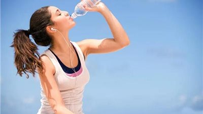 بالفيديو.. استشاري تغذية علاجية: شرب المياه يٌقلل من أعراض الشيخوخة