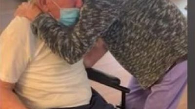 مواقع التواصل الاجتماعى تسجل لحظة لقاء زوجين فرق بينهما كورونا قرابة 7 اشهر