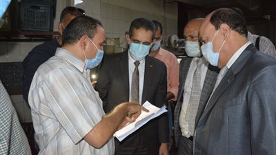 حملة مفاجئة لمحافظ الغربية ورئيس الرقابة الإدارية على مصانع الحلويات بالغربية