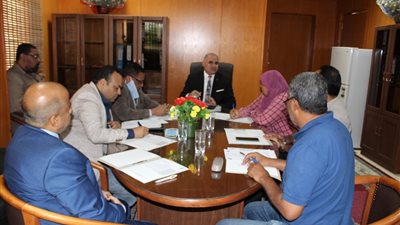 رئيس جامعة الأقصر يجتمع بوكلاء الكليات لشئون التعليم والطلاب