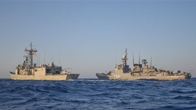القوات البحرية المصرية والأسبانية تنفذان تدریباً بحرياً عابراً فى نطاق الأسطول الجنوبى بالبحر الأحمر