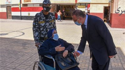 محافظ الاسكندرية يتفقد عدد من اللجان الانتخابية