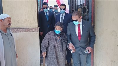 محافظ الفيوم يساعد سيدة مسنة أثناء دخولها للتصويت