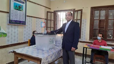 عضو الشيوخ بأسيوط يدلى بصوته فى إنتخابات مجلس النواب.. بالصور