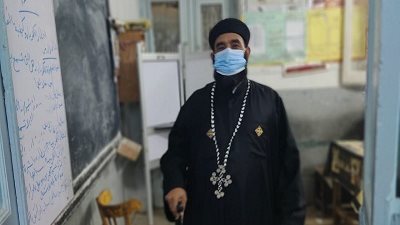 كاهن كنيسة العذراء مريم بإسنا جنتب الأقصر يدلى بصوته فى إنتخابات النواب
